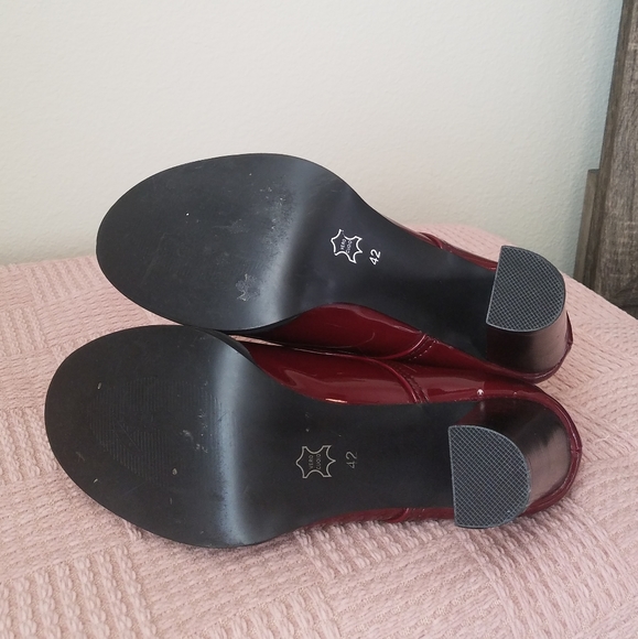 Italian brand Vero Cuoio Burgundy Oxford Patent Red Leather Booties - Picture 3 of 9